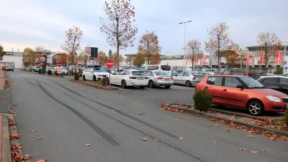 Die Versammlung der Tuner-Szene hat Reifenspuren auf dem Asphalt des Werre-Parks hinterlassen. - &copy; Dana Thoeren