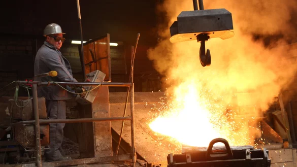 Glühend heiß sind die Arbeitsplätze in der Produktion der Gießerei Tweer, die seit 115 Jahren in Bielefeld produziert. - © Silke Kröger,Silke Kröger