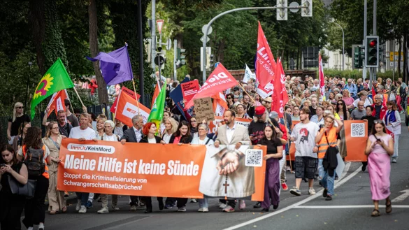 In Lippstadt kämpft der Bielefelder Gynäkologe Joachim Volz gegen das Abtreibungsverbot des Klinikums Lippstadt. Unterstützt wurde er dabei vor der ersten Gerichtsverhandlung von 2.000 Demonstranten. - © Mike-Dennis Müller