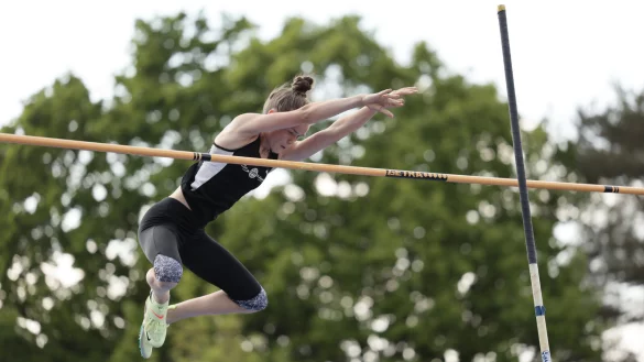 Emma Bösebeck-Singh fliegt über die Latte, ihre Bestmarke sind 3,40 Meter. - © Tom Finke