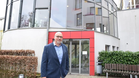 Tobias Steinmann vor dem Eingangsbereich des M&uuml;llerburg. Dem 49-J&auml;hrigen ist es wichtig, seinem Mitarbeiterteam auf Augenh&ouml;he zu begegnen. Dass die meisten zu ihm aufschauen, hat auch mit seiner K&ouml;rpergr&ouml;&szlig;e zu tun. Foto: Karin Prignitz - &copy; Karin Prignitz