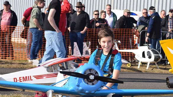 Der erste zehnj&auml;hrige Konrad Lange aus Hannover ist bereits Europameister und mehrfacher Deutscher Meister im Modellflug. Er fliegt, seit er f&uuml;nf Jahre alt ist mit wachsender Begeisterung. Foto: Karin Prignitz - &copy; Karin Prignitz