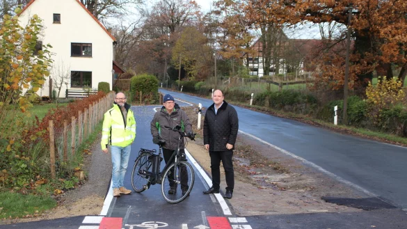 Stehen am B&uuml;rgerradweg: (von links) Fachbereichsleiter f&uuml;r Bauen und Stadtentwicklung Detlef Wehrmann, Ortsvorsteher Lothar Vogt und B&uuml;rgermeister Christoph Dolle. - &copy; Stadt Blomberg