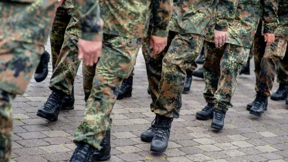 Zahlreiche Reservistinnen und Reservisten kamen im Rahmen des Nationalen Veteranentags zusammen. - © picture alliance/dpa