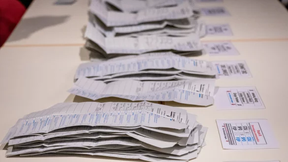 Stapel an Stapel liegen die Wahlzettel im Paderborner Schützenhof. Auch hier war die Wahlbeteiligung hoch. - © Niklas Tüns