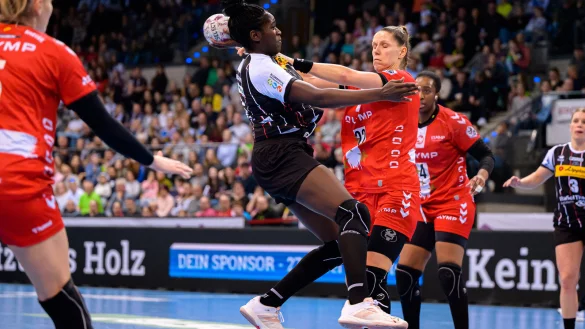 Kein Durchkommen für Blombergs Laetitia Quist gegen Xenia Smits von HB Ludwigsburg. - © Marco Wolf