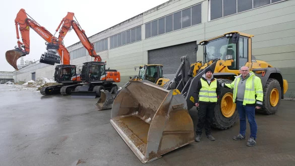 Falk Hillebrecht (links) und Werner Otto m&ouml;chten auf ihrem Grundst&uuml;ck auf dem ehemaligen Hornitex-Areal Bodenaushub und Bauschutt wiederaufbereiten. Erst rei&szlig;en sie aber noch daf&uuml;r unn&ouml;tige Geb&auml;ude ab. Daf&uuml;r haben sie zwei neue Bagger und Radlader angeschafft. - &copy; Jost Wolf