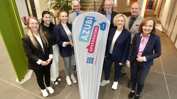 Zum „Tag der Ausbildungschance 2025“ begrüßte IHK-Hauptgeschäftsführerin Petra Pigerl-Radtke (r.): Michelle Brakensiek (Auto Mattern), Giorgia Kussidou (Automobilkauffrau), Giorgina Bourvani (Einzelhandelskauffrau-Azubi), Uwe Ahrens (Porta Möbel), Heinz Thiele (Agentur für Arbeit in Paderborn), Barbara Meinert (Jobcenter Arbeitplus), Carl-Christian Goll (Handwerkskammer) – von links. - © Peter Unger