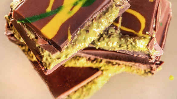 Dubai-Schokolade ist traditionell mit Kadaifi und Pistazien gefüllt. Aber muss sie auch in Dubai hergestellt sein? Ein juristischer Streit droht. - © IMAGO/Wolfgang Maria Weber