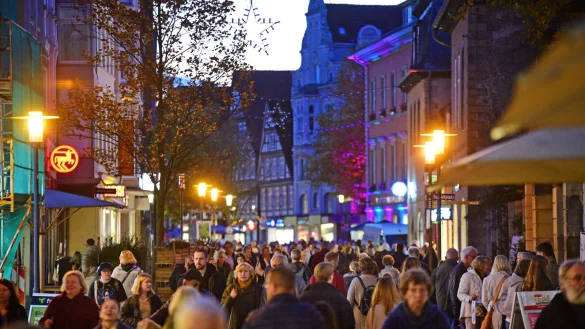 Zu besonderen Anlässen wie dem Late-Night-Shopping ist die Detmolder Innenstadt stets gut besucht. Damit auch im Alltag mehr Leben in der Fußgängerzone herrscht, hat sich die Verwaltung das ein oder andere einfallen lassen. - © Archivfoto: Nicole Ellerbrake