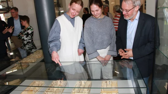 Lisanne W&auml;chter (links) und Lisa Brockmann im Gespr&auml;ch mit Bibliotheksdirektor Dr. Joachim Eberhardt. - &copy; Martin Hostert