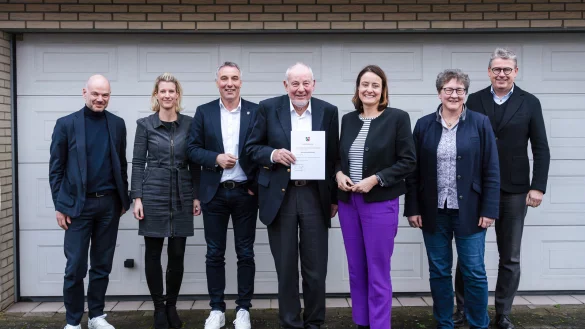 Bei der feierlichen Urkundenübergabe durch die Regierungspräsidentin (von links) Oliver Voßhenrich, Melanie Koring, Dirk Tolkemitt, Udo Voßhenrich, Anna Katharina Bölling (Regierungspräsidentin im Regierungsbezirk Detmold), Dr. Henrike Heil und Robert Horstbrink. - © Agentur Herzstück GmbH