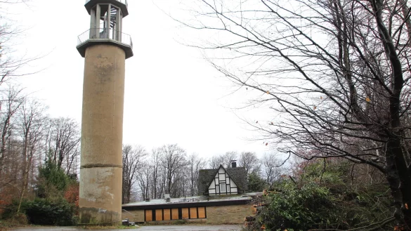Das Schicksal der Waldgaststätte ist ungewiss. Der benachbarte Aussichtsturm aber bleibt aber auf alle Fälle erhalten. - © Jens Rademacher