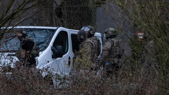 Das Foto zeigt einen SEK-Einsat im lippischen Extertal. - &copy; Freitag TV