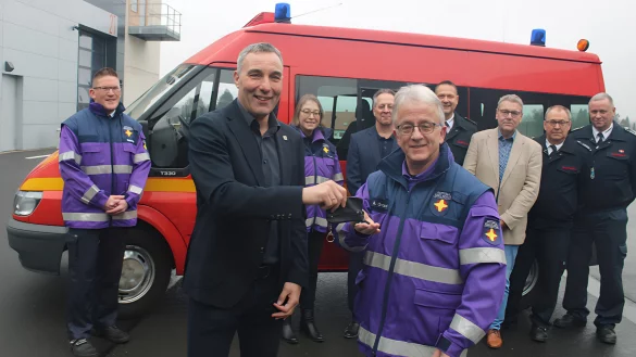 Übergabe des Fahrzeugs (von links): Martin Deppe (Notfallseelsorge), Bürgermeister Dirk Tolkemitt, Petra Schubert, Andreas Gronemeier (beide Notfallseelsorge), Armin Weißing (Fachbereichsleiter Sicherheit, Ordnung, Soziales), Christian Drewes (Leiter der hauptamtlichen Feuerwache), Meinolf Haase (Leiter Bevölkerungsschutz Kreis Lippe), Ralf Mensenkamp (Leiter Feuerwehr Bad Salzuflen) und Marc Frodermann (stellvertretender Leiter Feuerwehr Bad
Salzuflen). - © Daniel Hobein/Feuerwehr Bad Salzuflen