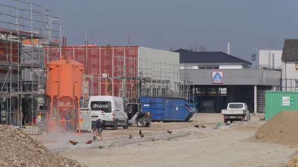 Der Aldi ist schon so gut wie fertig, bei Action und Rossmann werden die Fassaden fertiggestellt. Vom Lidl stehen bislang nur ein paar Wände und Säulen. Das ist der aktuelle Baufortschritt des Fachmarktzentrums in Horn. - © Jost Wolf