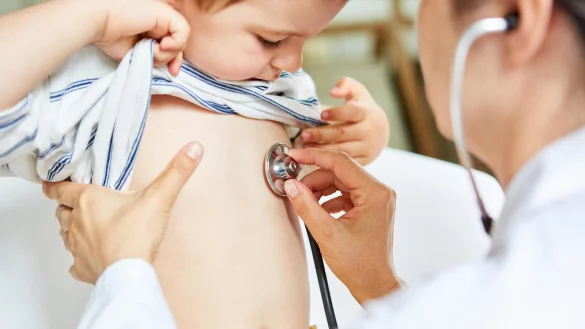 Hilfe, wenn die Ärzte geschlossen haben: Eltern in OWL müssen dafür immer länger fahren, weil viele Notfallpraxen nur noch eingeschränkt arbeiten. - © picture alliance / Zoonar