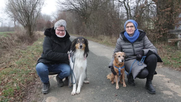 Christina Engelmann-Fries (l.) mit Lenny und Christiane Loh&ouml;fer-Schr&ouml;der mit Elif wollen am Silvesterabend das Angebot des Paderborner Flughafens nutzen. - &copy; Uwe M&uuml;ller