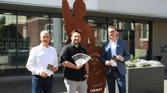 Erster Beigeordneter Thorsten Paulussen (von links), Lucas Noke (Leiter Tourist-Info) und Bürgermeister Matthias Kalkreuter stellen das Programm für die große Wiedereröffnung des Haus des Gastes in Hörste vor. Als Teil des "Land des Hermann" steht auch in Lage inzwischen die von Hans Kordes zum 150. Geburtstag des Denkmals geschaffene Stahlfigur vor dem Rathaus. - © Lorraine Brinkmann