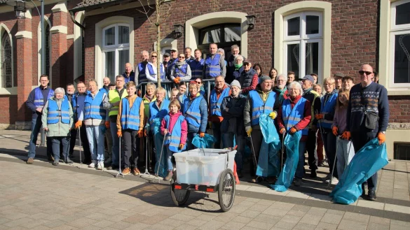 Helfer der der Putzaktion trafen sich am Rathaus, um mit M&uuml;lls&auml;cken, Handschuhen, Abfallgreifern und Westen ausgestattet zu werden. - &copy; Stadt Lage