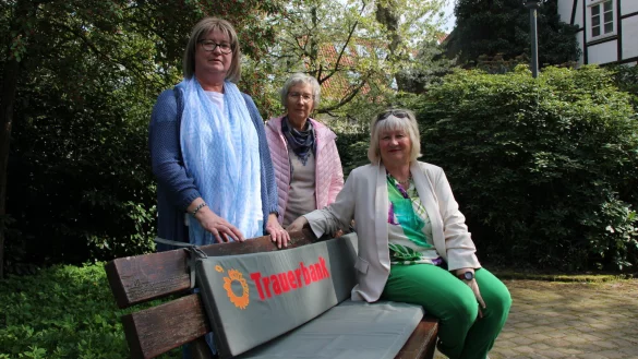 Der ambulante Hospiz und Palliativberatungsdienst Lippe hat ein neues Projekt. Ute Kiel (rechts), Koordinatorin in Bad Salzuflen, hat die erste Trauerbank in Lippe ins Leben gerufen. Ab Mai werden jeden Mittwoch Ehrenamtliche wie Heike Strohtmann (links) und Susanne Koch-Hennig auf einer Parkbank im kleinen Park hinterm Caf&eacute; Cup sitzen und sich Zeit f&uuml;r Trauernde nehmen. - &copy; Janet K&ouml;nig