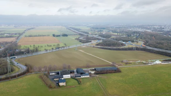 In diesem Bereich an der B1 und A33-Anschlussstelle Paderborn-Zentrum könnte die Multifunktionsarena neben einem geplanten Baseball-Stadion entstehen. (Archivbild) - © Niklas Tüns