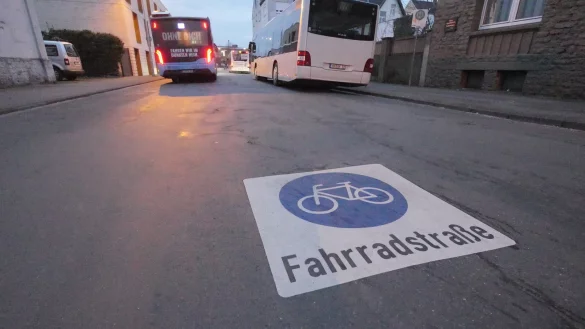 Gerade im letzten Teilstück der Fahrradstraße Emilienstraße kurz vor dem Bahnhof findet kaum Fahrradverkehr statt. Dafür umso mehr Bus- und Pkw-Verkehr. - © Jost Wolf