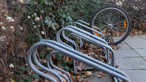Ein trauriger Anblick: Nur ein Rad bleibt zurück. Laut Finanztip lohnt sich eine Fahrradversicherung erst ab einem Fahrradwert von rund 1.200 Euro. - © imago images/Martin Wagner