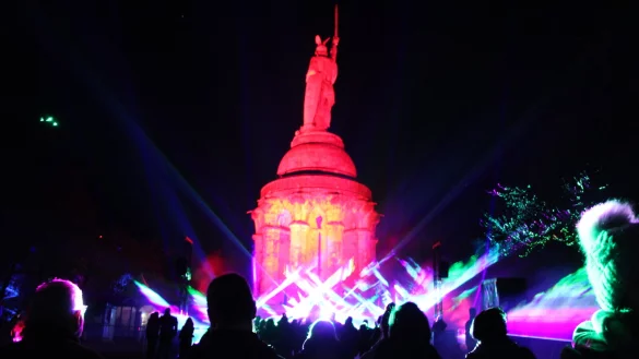 Geschichte mal anders? Die Historie des Hermanns gibt es dieses Jahr auf einer lebendigen Leinwand. - © Janet König