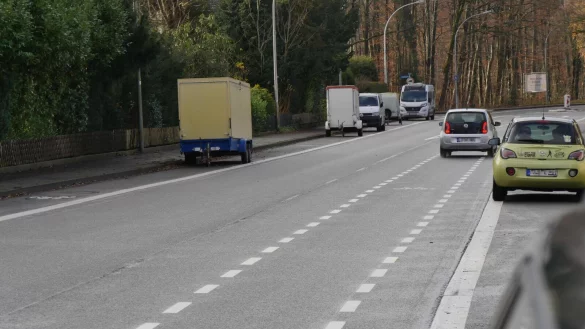 Nun ist es am Fahrrad-Piktogramm deutlich zu erkennen: Die Verkaufsanh&auml;nger und Transporter links parken an der Blomberger Stra&szlig;e auf dem Radweg. - &copy; Jost Wolf