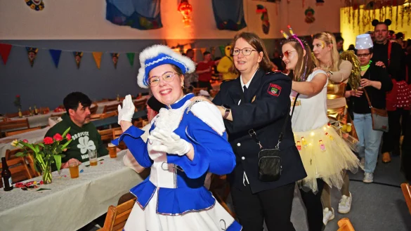 Bei der Polonaise präsentieren die Besucher ihre bunten und kreativen Kostüme - © Nicole Ellerbrake