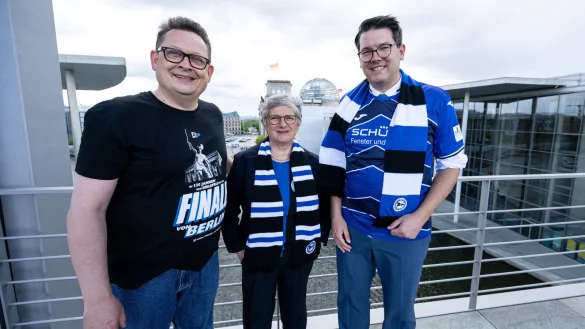 Die Abgeordneten Stefan Schwartze (SPD), Britta Haßelmann (Grüne) und Joachim Ebmeyer (CDU, v.l.) sind Mitglieder im Arminia-Fanklub des Bundestages. - © Teresa Kröger