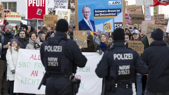 In mehreren Städten gibt es in diesen Tagen Demos gegen Rechtsextremismus, aber auch gegen die aktuelle Politik der CDU unter Parteichef Merz. - © imago/Sven Simon