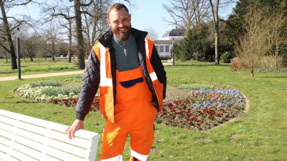 Er ist seit Januar 2025 der neue "Herr über die Parks und Gärten" der Kurstadt - und der Jünste in seinem Team: Stephan Zich. Der 31-jährige Salzufler machte kürzlich seinen Meister im Garten- und Landschaftsbau. - © Annika Langhagel