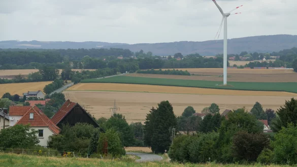 Der typische Blick: Wer von Detmold über Wahmbeckerheide nach Lemgo fährt, schaut auf der Kuppe Richtung Windrad. Auch auf der Gauseköte könnten neue Anlagen entstehen. - © Axel Bürger(LZ)