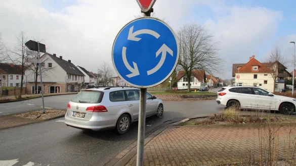 Besonders das kaputte Pflaster zur Mitte hin verwandelt die Fahrbahn des Kreisels inzwischen in eine regelrechte Buckelpiste. - &copy; Archivfoto: Jens Rademacher