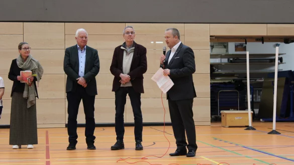 Kirsten Pielsticker (Leiterin Grundschule Hohenhausen, von links), Cajus Caesar (ehemaliger Bundestagsabgeordneter), Dr. Eike Stiller (Leiter Jacobischule) und B&uuml;rgermeister Mario Hecker er&ouml;ffnen offiziell die sanierte Dreifeldhalle. - &copy; Lorraine Brinkmann