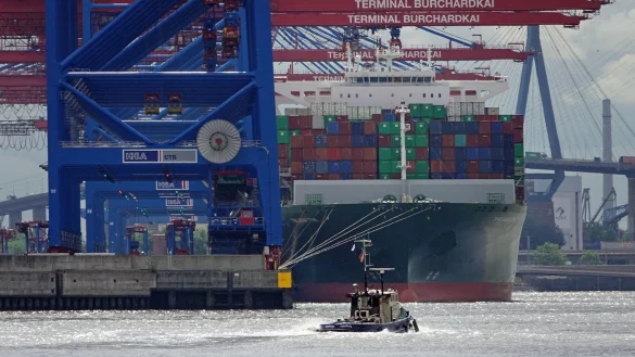 Schiffe im Hamburger Hafen - &copy; Foto: Jonas Kl&uuml;ter/dpa/Symbolbild