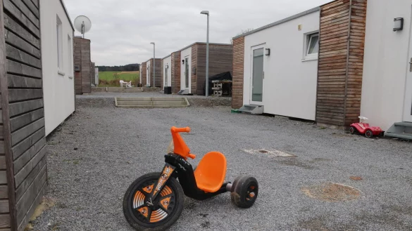 Wirkt verlassen: eine der kleinen Siedlungen mit mobilen Bungalows, die f&uuml;r Gefl&uuml;chtete in Lage errichtet worden sind. - &copy; Knut Dinter