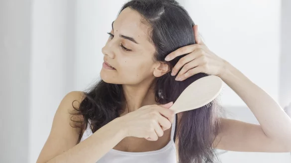 Haare b&uuml;rsten - &copy; Foto: Monique W&uuml;stenhagen