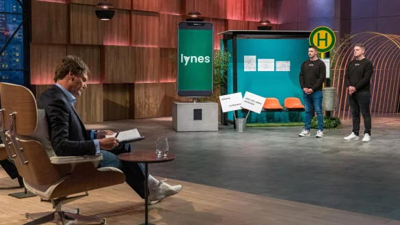 Sven (links) und Tobias Hubbes pr&auml;sentieren bei der Vox-Sendung "Die H&ouml;hle der L&ouml;wen" mit Lynes die Idee mit Fahrten im &Ouml;PNV Punkte sammeln zu k&ouml;nnen. Sie erhoffen sich ein Investment von 180.000 Euro f&uuml;r 20 Prozent der Anteile an ihrem Unternehmen. - &copy; RTL/Bernd-Michael Maurer