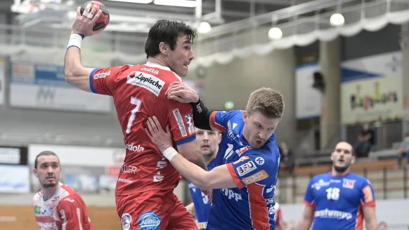 Isaias Guardiola &uuml;bte beim ersten Lemgoer Ausw&auml;rtssieg vorne wie hinten viel Druck aus. - &copy; Bernard Moschkon