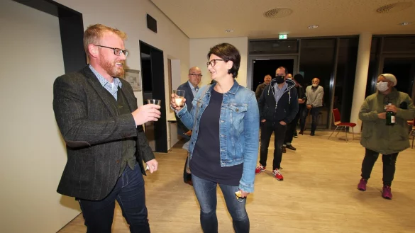 Friso Veldink und seine Frau Tina sto&szlig;en im B&uuml;rgerhaus an. Er wird neuer B&uuml;rgermeister von D&ouml;rentrup. - &copy; Jens Rademacher