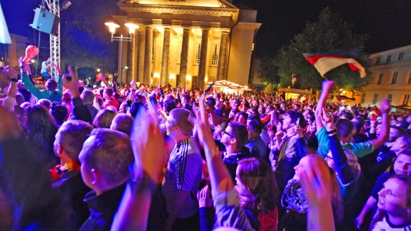 Volle Straßen: Hunderte Fußballfans feiern im Rosental vor dem Detmolder Landestheater. - © Vera Gerstendorf-Welle