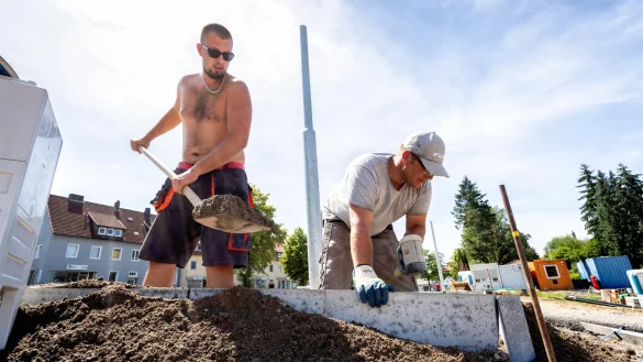 Amar Alickovic (links) und Martin Kroszynski sind auf der Baustelle an der Hornschen Stra&szlig;e flei&szlig;ig im Einsatz. - &copy; Torben Gocke