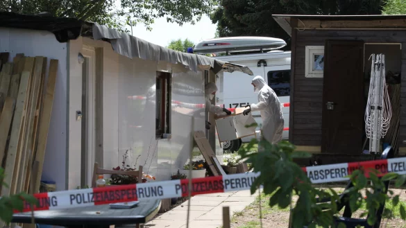 Die Parzelle des neuen Tatverdächtigen wird auf dem Campingplatz "Eichwald" durchsucht. - © Bernhard Preuss