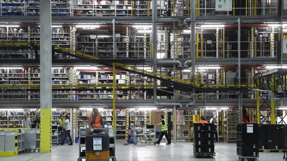 Wenn das Amazon-Logistikzentrum in Belle gebaut wird, k&ouml;nnten fast 1100 Stellen entstehen &ndash; die meisten wohl im Niedriglohnsektor. Das hinterfragen IHK, Arbeitsagentur und Gewerkschaft. - &copy; Amazon (Marcus Schlaf)