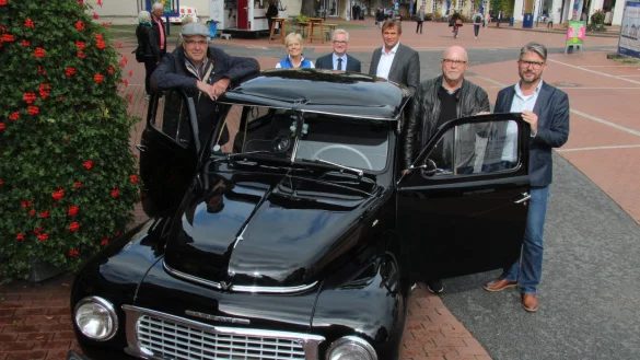 Schwarze Sch&ouml;nheit: Der Volvo 444 aus dem Jahre 1056 von Bernd B&uuml;schenfeld (Zweiter von rechts) ist eine der automobilen Preziosen, die es am 24. September auf dem Marktplatz zu bestaunen gibt. Das Programm haben gestern (von links) Udo Huvendiek, Angelika Drowe, Thomas Voss, Christian Liebrecht und Ralf Hammacher vorgestellt. ? - &copy; Wolfgang Becker