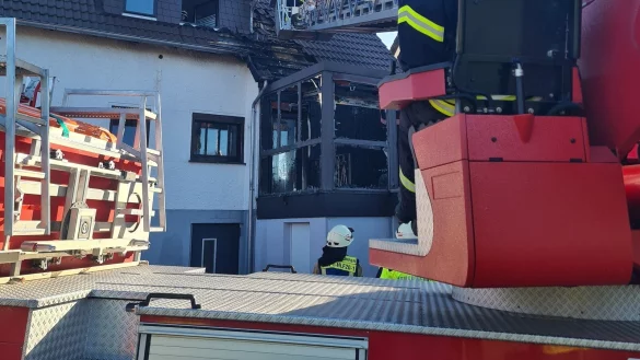 Im einem Wintergarten, der an ein Einfamilienhaus grenzt, ist am späten Montagnachmittag ein Feuer ausgebrochen. - © Feuerwehr Barntrup