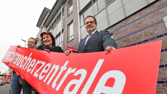 Vor der T&uuml;r der Zentrale: Matthias Ansbach (links), Dorothea Nolting und Ralf Brodda. - &copy; Vera Gerstendorf-Welle